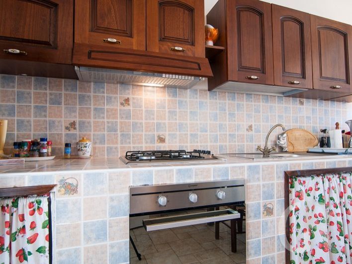 ferienwohnung-corrado-kueche-mit-backofen-und-gaskochfeld.jpg
