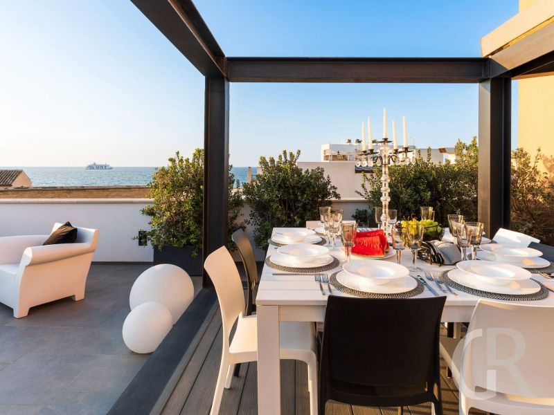 ferienwohnung-dimora-gedeckter-terrassentisch.jpg