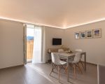 ferienwohnung-enea-esstisch-am-kleinen-balkon.jpg