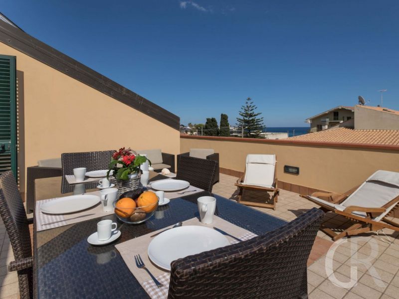 ferienwohnung-gioacchino-moebilierte-terrasse.jpg