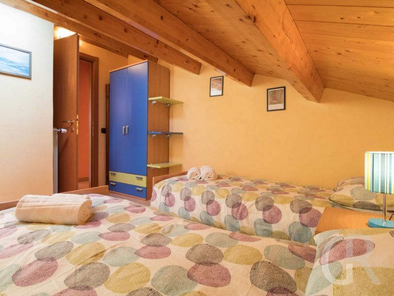 ferienwohnung-gioacchino-schlafzimmer-mit-doppelbett.jpg