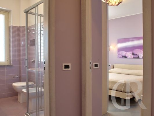 ferienwohnung-glicine-blick-ins-bad-und-schlafzimmer.jpg