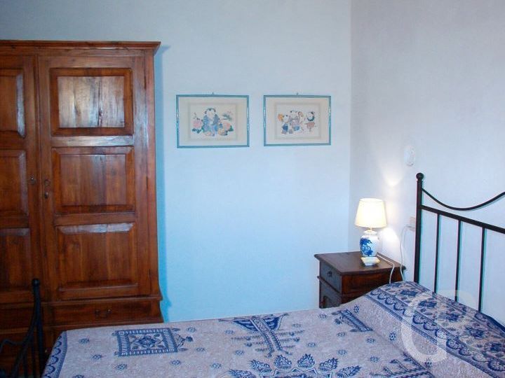ferienwohnung-la-scuderia-doppelbett-und-schrank.jpg