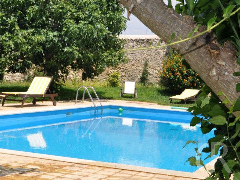 ferienwohnung-roccazzo-sonnenliegen-am-pool.jpg