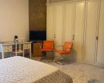 ferienwohnung-rosaschlafraum-mit-schrank.jpg