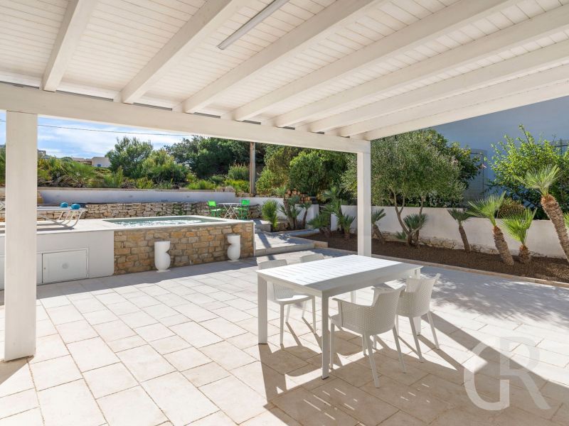 ferienwohnung-siesta-terrasse-mit-gartentisch.jpg