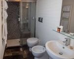 ferienwohnung-ulisse-badezimmer-mit-dusche.jpg