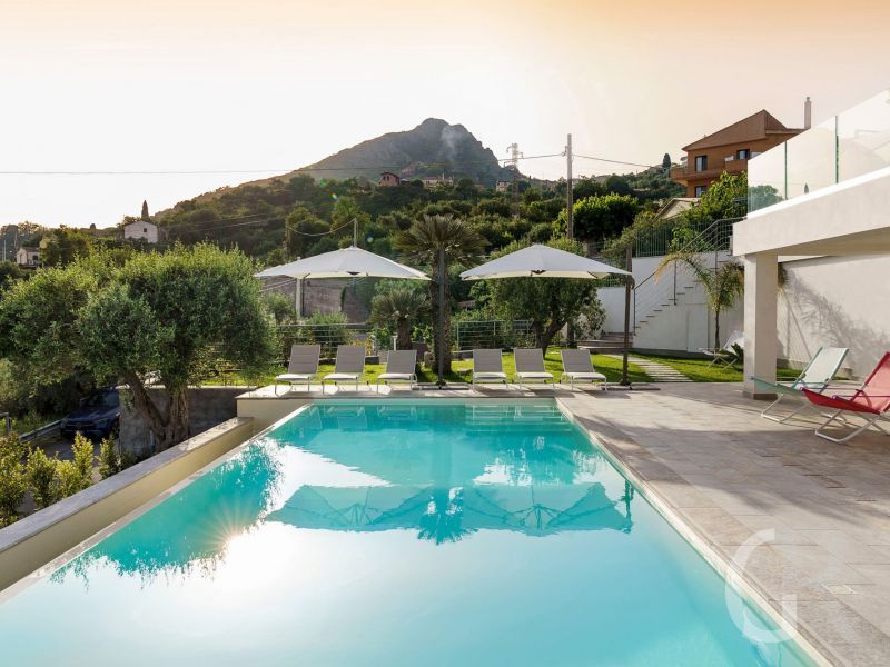 grand-tour-pool-miot-sonnenschirmen.jpg