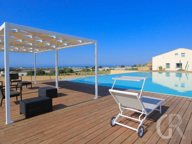 pool-mit-sonnenliegen.jpg
