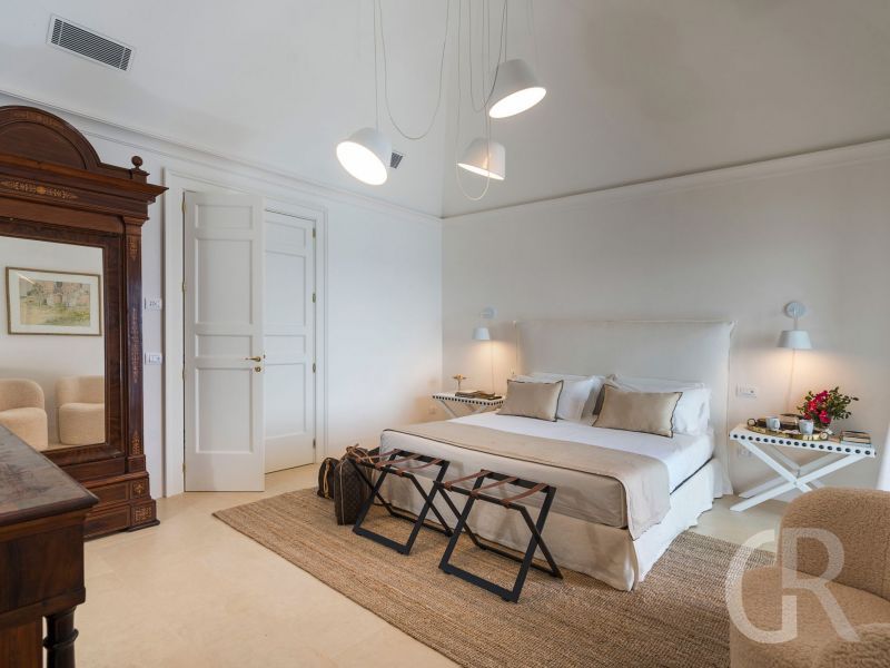 villa-acqua-marina-doppelbett-und-spiegelschrank.jpg