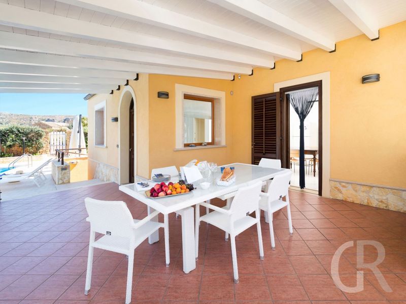 villa-afrodite-ueberdeckte-terrasse.jpg