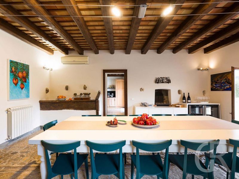 villa-ager-costa-esstisch-im-esszimmer.jpg