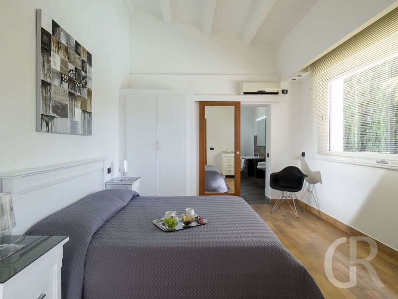 villa-agora-grosses-bett-im-schlafraum.jpg