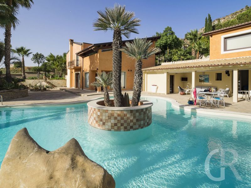 villa-agora-schwimmbad-mit-insel.jpg