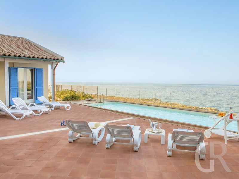 villa-ala-sonnenliegen-am-pool.jpg