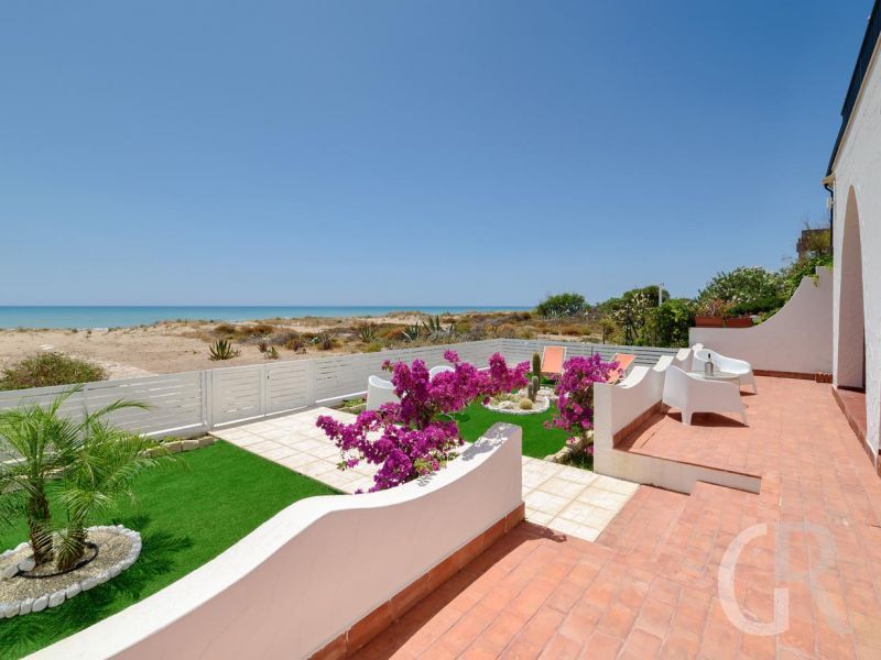 villa-amelia-blick-auf-den-strand.jpg