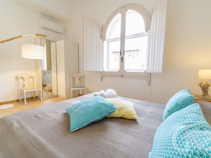 villa-amelia-grosses-doppelbett-im-schlafbereich.jpg