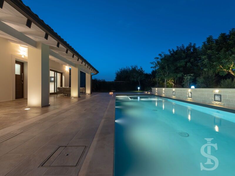 villa-angelina-abendstimmung-seitliche-ansicht-pool-und-haus.jpg