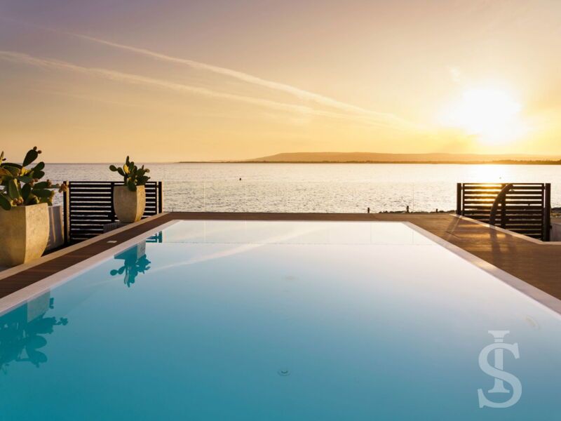villa-angelina-pool-am-abend.jpg