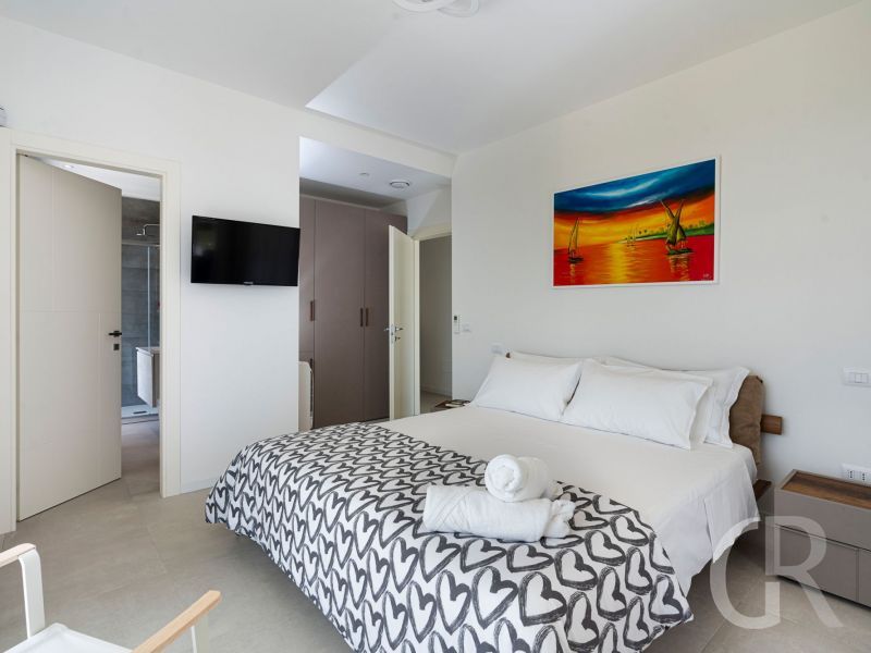 villa-anna-modernes-doppelbett.jpg