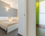villa-anthea-badezimmer-und-schlafraum.jpg