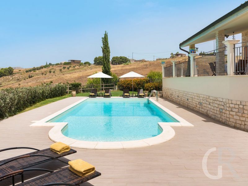 villa-anthea-schwimmbad-mit-sonnenschirm.jpg