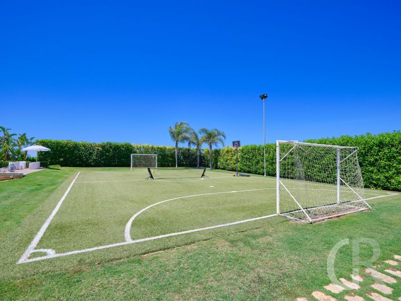 villa-anthea-spielfeld-zum-fussbalspielen.jpg