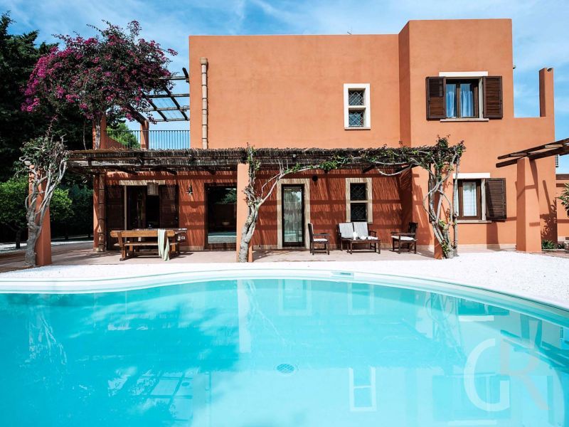 villa-arangea-blick-auf-den-pool-und-die-villa.jpg