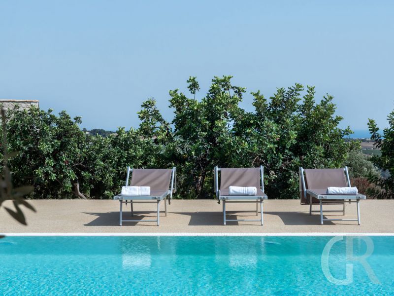 villa-auliva-sonnenliegen-am-pool.jpg