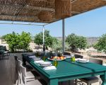villa-auliva-terrasse-mit-esstisch.jpg