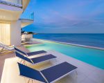 villa-bedda-matri-ppol-mit-sonnenliegen.jpg