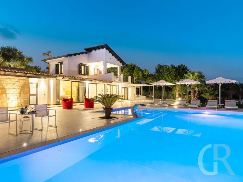 villa-camemi-blick-auf-die-villa-und-den-pool.jpg