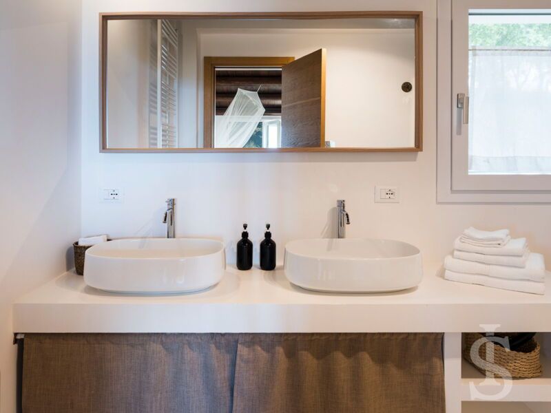 villa-casita-grosser-spiegel-im-badezimmer.jpg