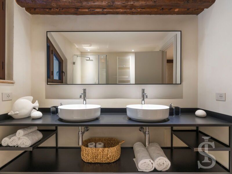 villa-continella-badezimmer-waschbecken.jpg
