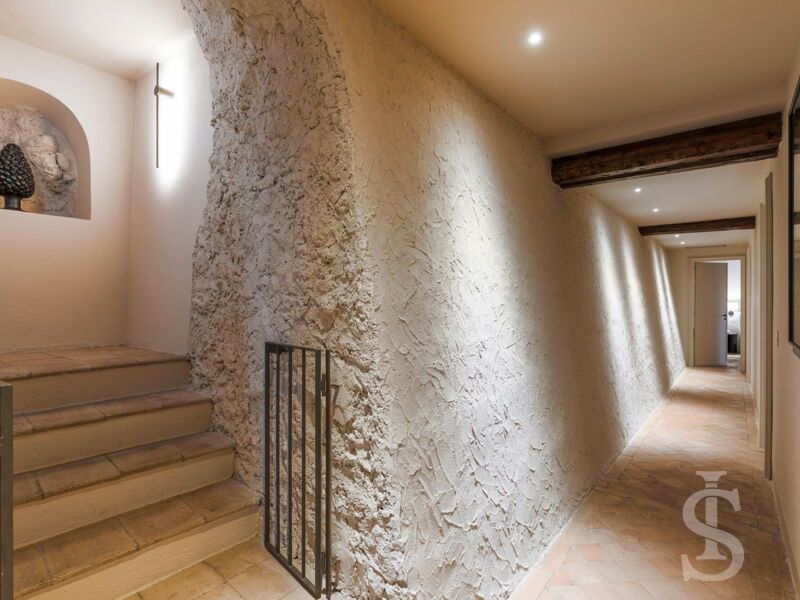 villa-continella-flurbereich-mit-dekorativen-elementen.jpg