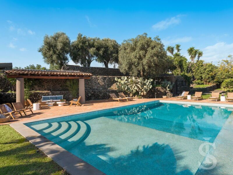 villa-continella-pool-und-liegeflaeche-aussendusche.jpg