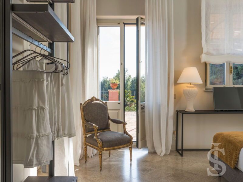 villa-continella-schlafzimmer-seitlicher-blick-zur-terrasse-und-garderobe.jpg