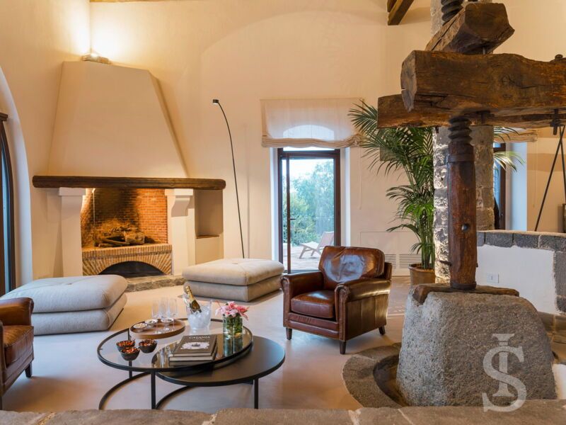 villa-continella-wohnbereich-mit-kamin.jpg