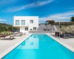 villa-contrada-im-vordergrund-pool-mitz-sonnenterrasse.jpg