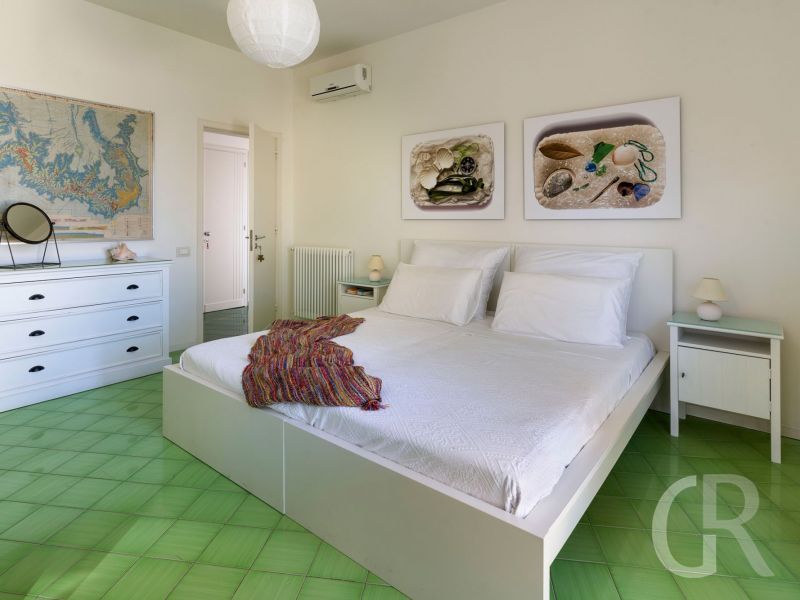 villa-coralia-weisses-doppelbett.jpg