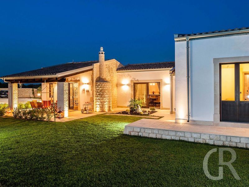 villa-corte-moscata-ferienhaus-am-abend.jpg