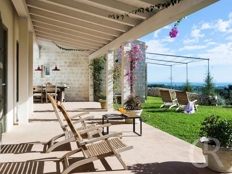 villa-cuore-verde-terrasse-mit-liegen.jpg
