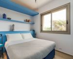 villa-dafne-blau-weisses-bett.jpg