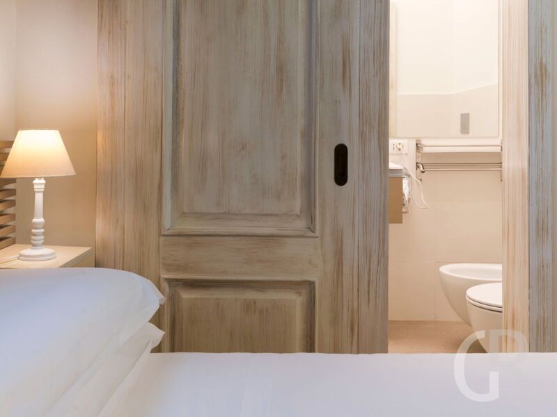 villa-del-mito-blick-ins-badezimmer.jpg