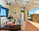 villa-del-mito-esstisch-auf-der-terrasse.jpg