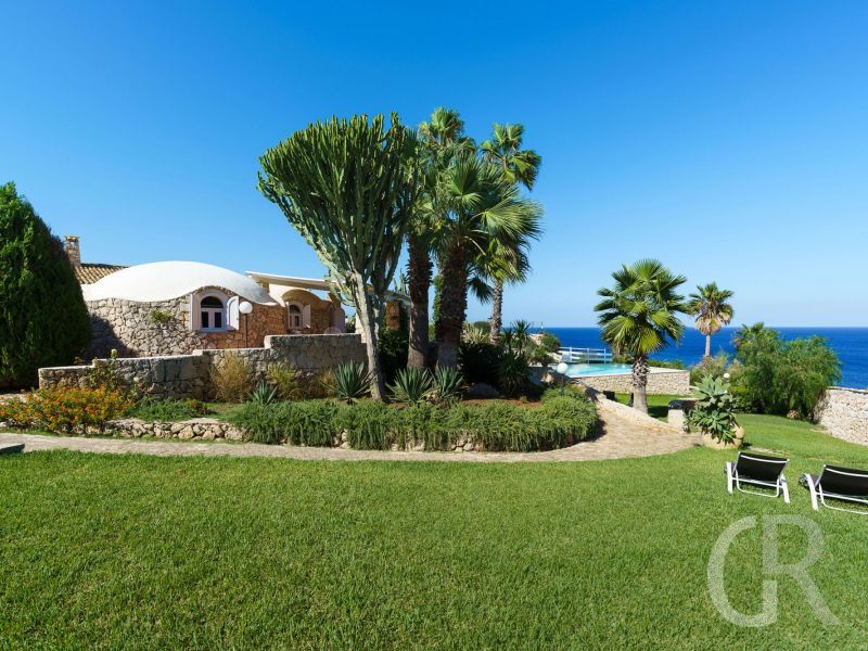 villa-del-mito-garten-mit-sonnenliegen.jpg