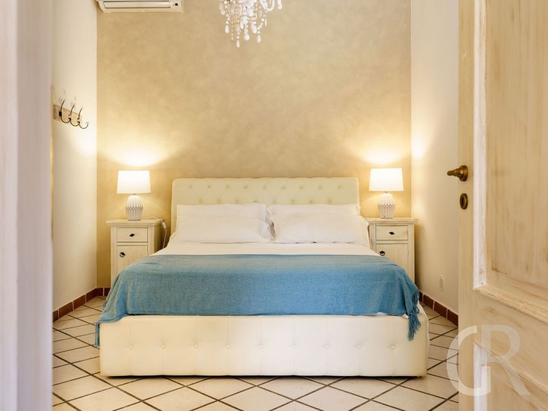 villa-del-mito-grosses-blau-weisses-bett.jpg