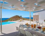 villa-domizia-esstisch-auf-der-terrasse.jpg