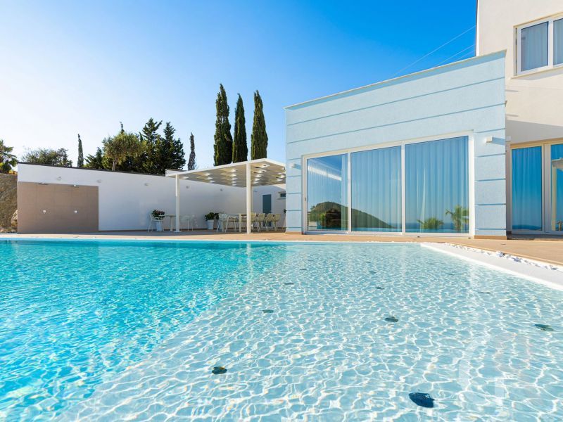 villa-domizia-villa-und-pool.jpg