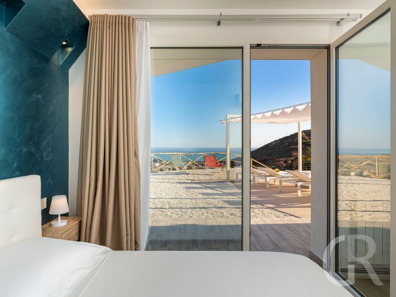 villa-domizia-weisses-bett-mit-ausblick.jpg